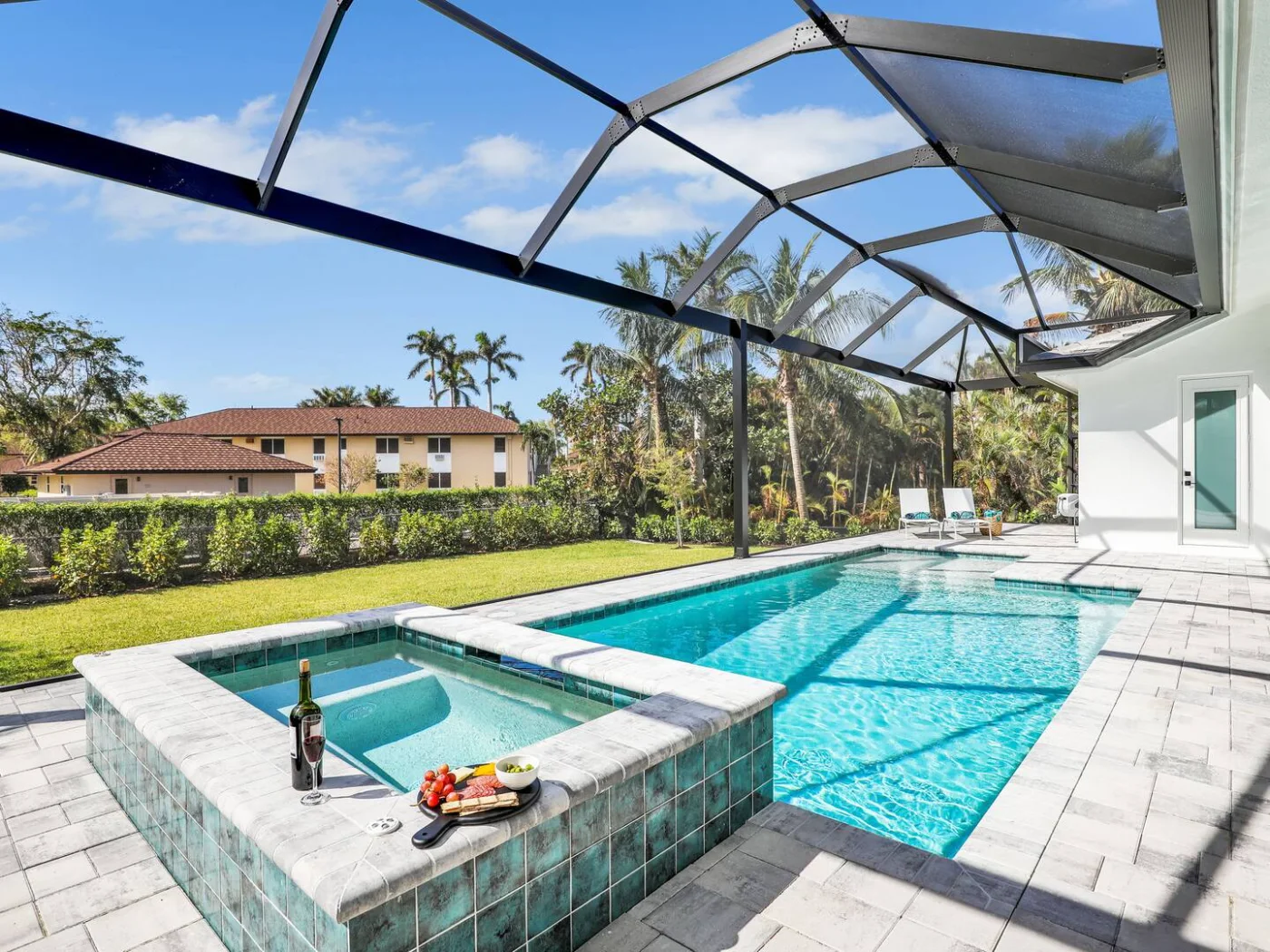 El jacuzzi junto a la piscina