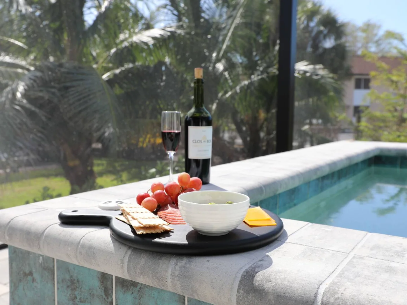 Una tabla de aperitivos junto al agua